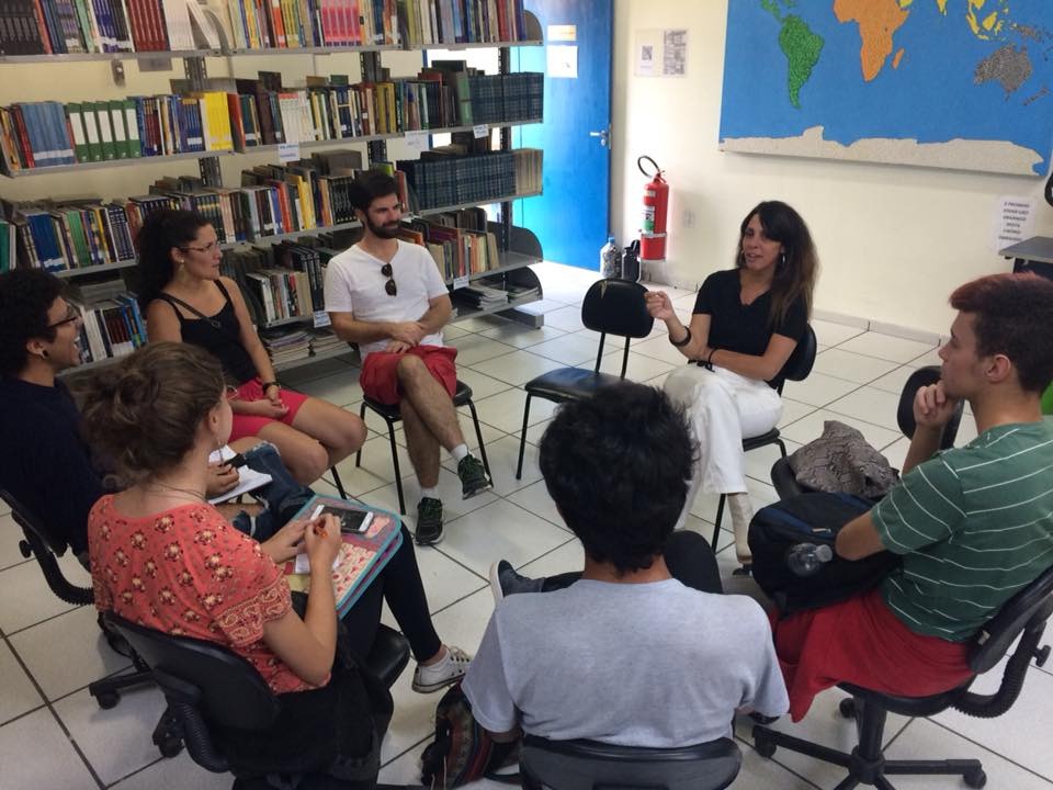 Amigas na escola se abraçando